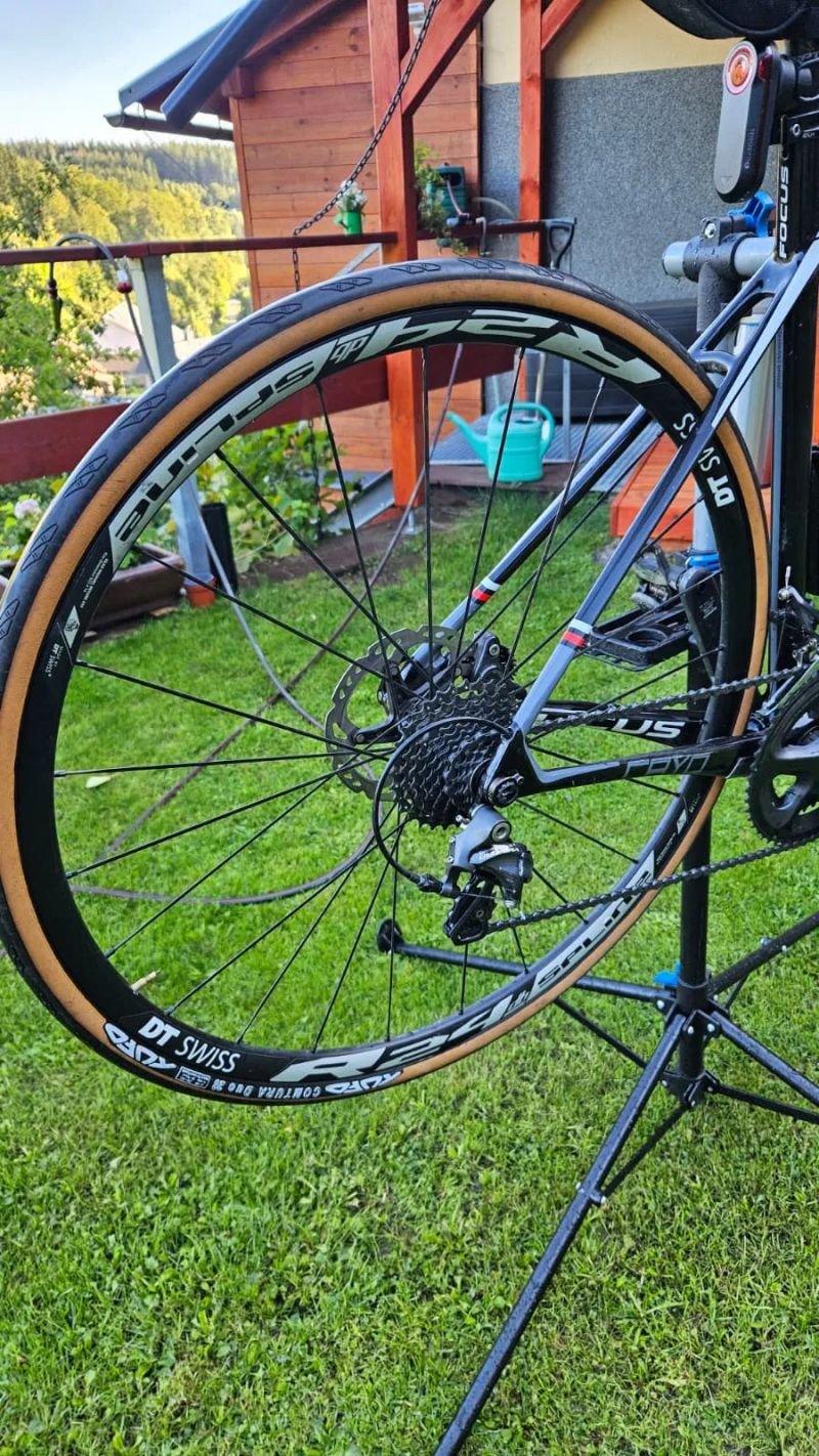 FOCUS Cayo Disc Ultegra 2017 karbon / červená / bílá
