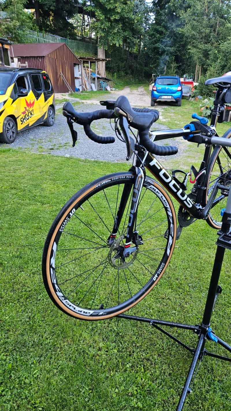 FOCUS Cayo Disc Ultegra 2017 karbon / červená / bílá