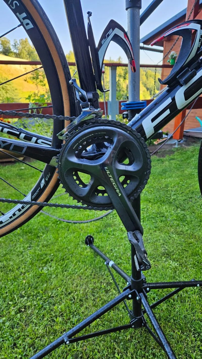 FOCUS Cayo Disc Ultegra 2017 karbon / červená / bílá