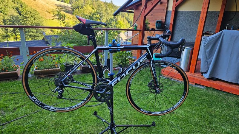 FOCUS Cayo Disc Ultegra 2017 karbon / červená / bílá