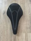 3D tištěné sedlo FIZIK Vento Argo R1 Adaptive 150mm (v záruce)