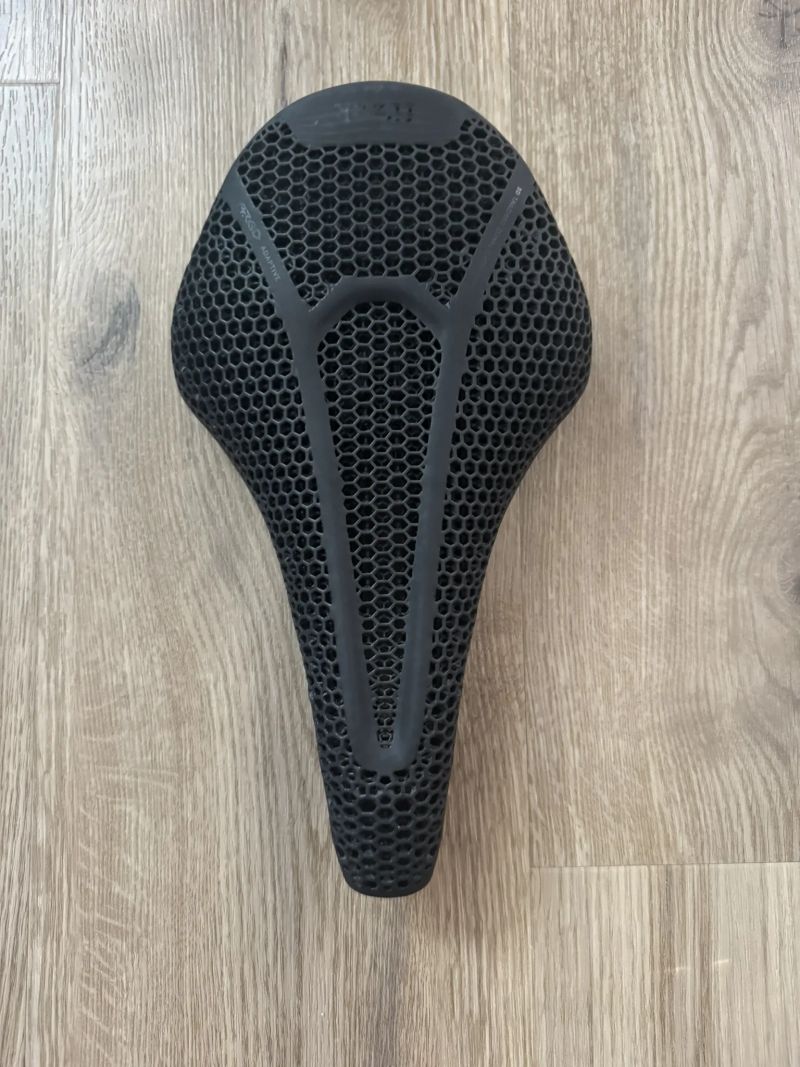 3D tištěné sedlo FIZIK Vento Argo R1 Adaptive 150mm (v záruce)