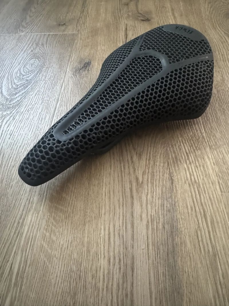 3D tištěné sedlo FIZIK Vento Argo R1 Adaptive 150mm (v záruce)