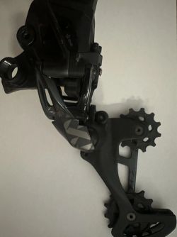 SRAM XX1 Eagle AXS – přehazovačka, kazeta 10–52, kliky 175 mm + převodník 32T s wattmetrem.