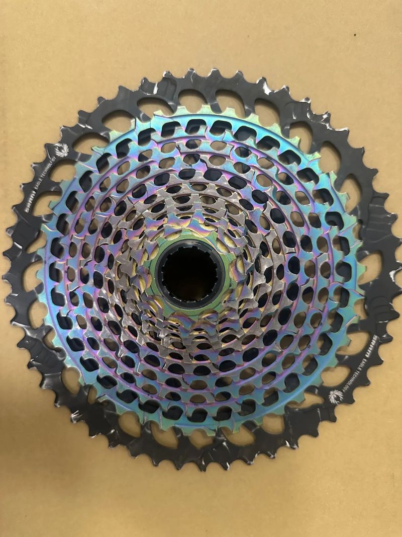 SRAM XX1 Eagle AXS – přehazovačka, kazeta 10–52, kliky 175 mm + převodník 32T s wattmetrem.