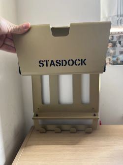 ✨ Tento elegantní, do zlatova laděný STASDOCK hledá nového majitele ✨