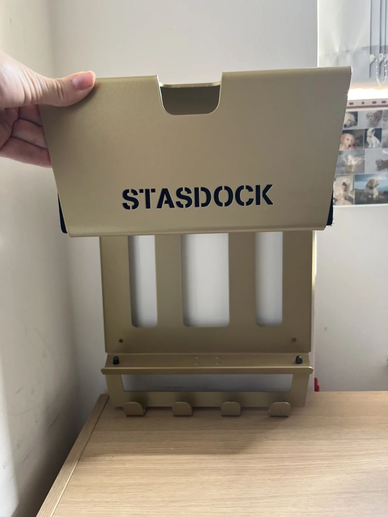✨ Tento elegantní, do zlatova laděný STASDOCK hledá nového majitele ✨