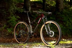 Prodám SUPERIOR XF 9.6 Team Red Carbon / Matte Carbon, vel. 19" (L) Kód produktu: 801.2025.29010 