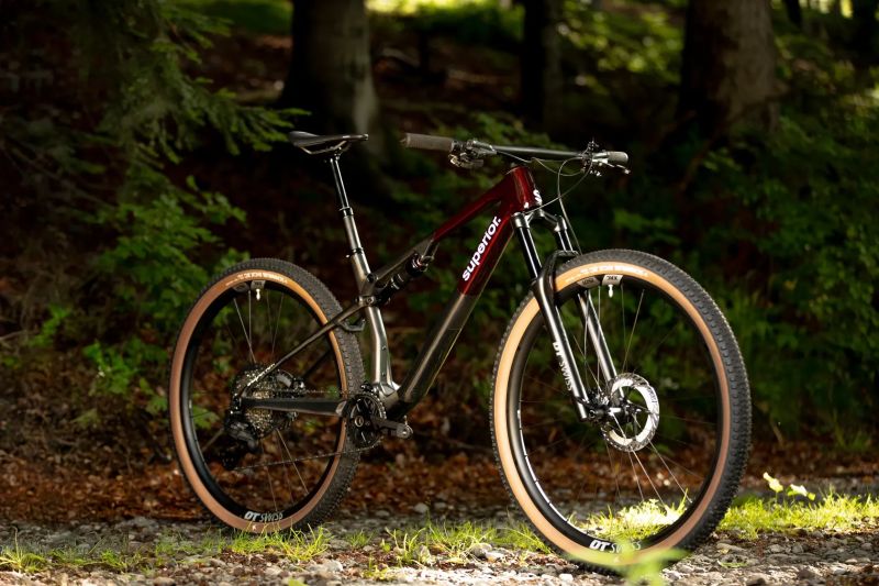 Prodám SUPERIOR XF 9.6 Team Red Carbon / Matte Carbon, vel. 19" (L) Kód produktu: 801.2025.29010 