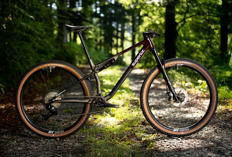 Prodám SUPERIOR XF 9.6 Team Red Carbon / Matte Carbon, vel. 19" (L) Kód produktu: 801.2025.29010 
