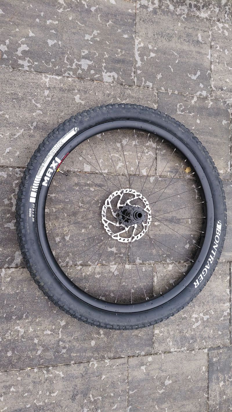 Přední kolo 27,5" karbon 