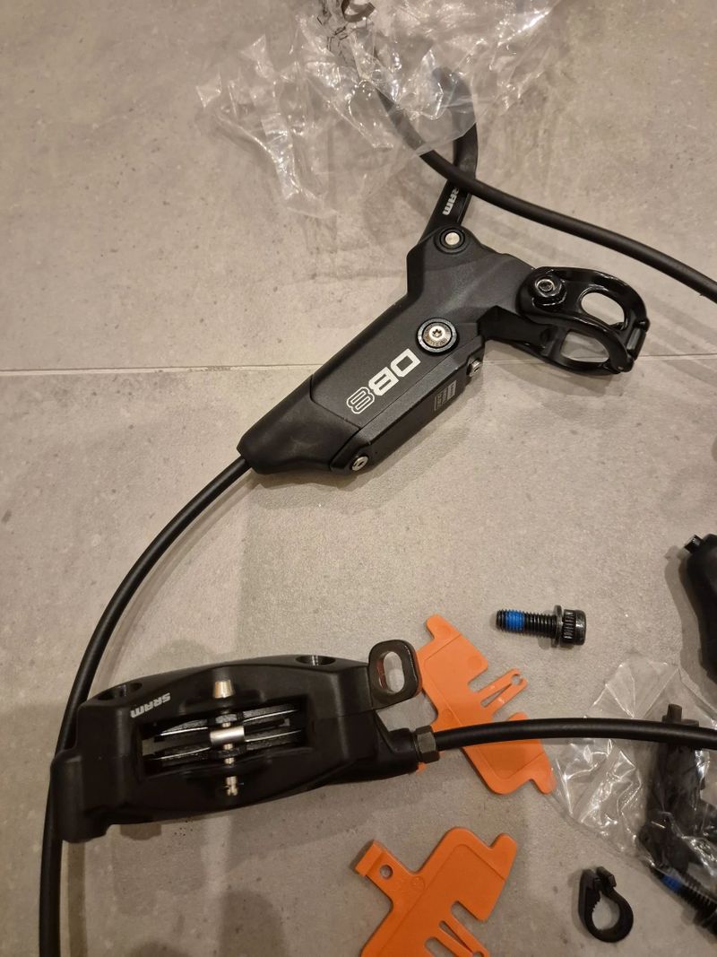 SRAM DB8 – 4-pístkové brzdy