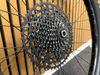 Přední a zadní pletené kolo Flow ZTR s pneu Maxxis a SRAM kazeta