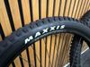 Přední a zadní pletené kolo Flow ZTR s pneu Maxxis a SRAM kazeta
