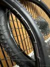 Přední a zadní pletené kolo Flow ZTR s pneu Maxxis a SRAM kazeta