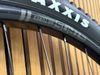 Přední a zadní pletené kolo Flow ZTR s pneu Maxxis a SRAM kazeta