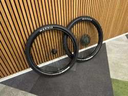 Přední a zadní pletené kolo Flow ZTR s pneu Maxxis a SRAM kazeta