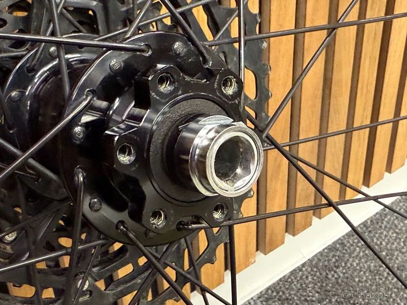 Přední a zadní pletené kolo Flow ZTR s pneu Maxxis a SRAM kazeta