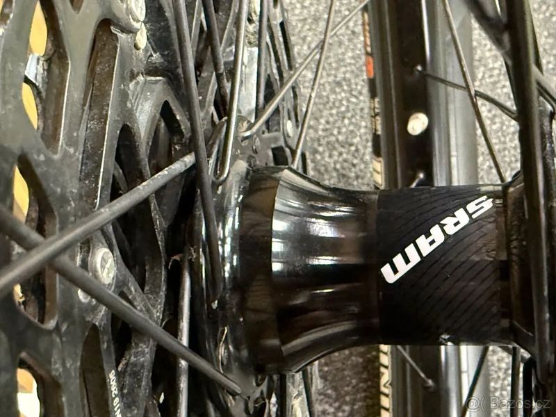 Přední a zadní pletené kolo Flow ZTR s pneu Maxxis a SRAM kazeta