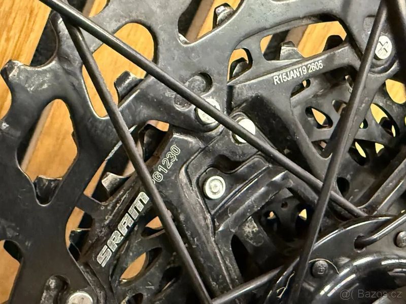 Přední a zadní pletené kolo Flow ZTR s pneu Maxxis a SRAM kazeta