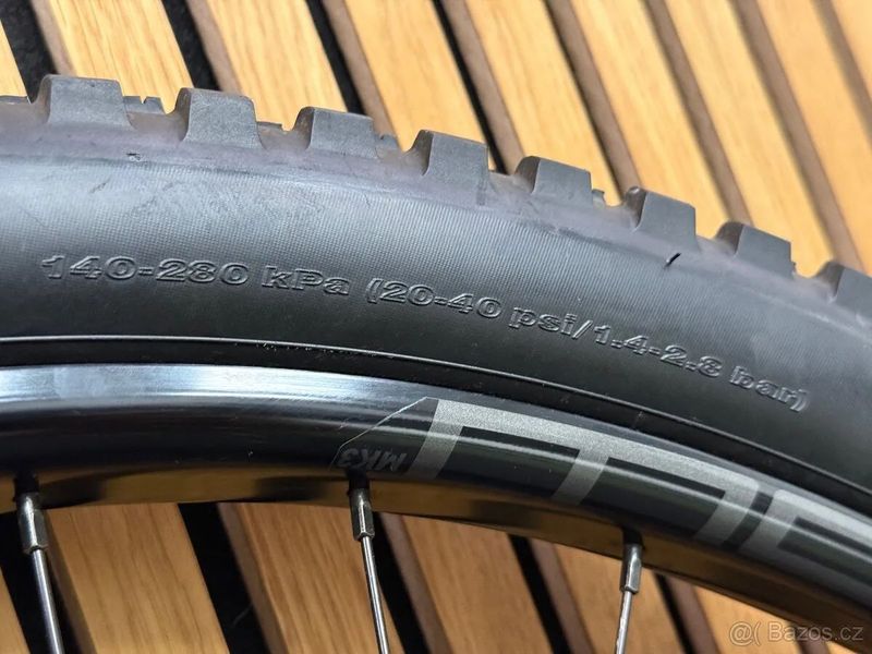 Přední a zadní pletené kolo Flow ZTR s pneu Maxxis a SRAM kazeta