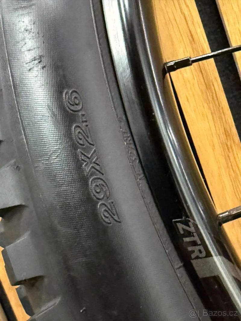 Přední a zadní pletené kolo Flow ZTR s pneu Maxxis a SRAM kazeta