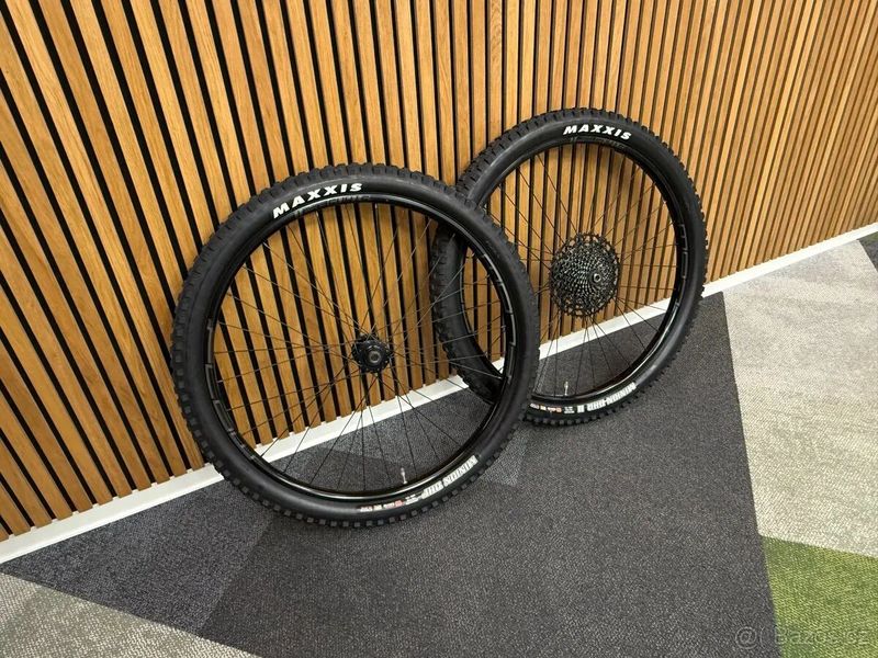 Přední a zadní pletené kolo Flow ZTR s pneu Maxxis a SRAM kazeta