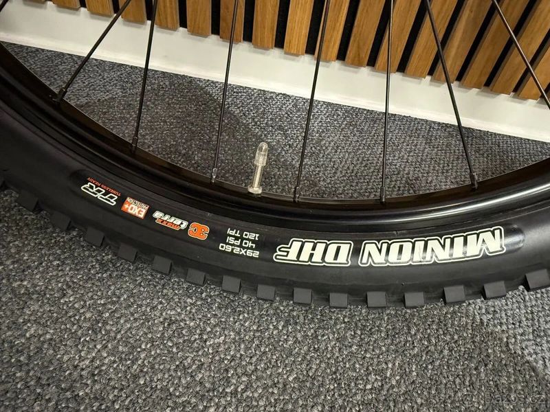 Přední a zadní pletené kolo Flow ZTR s pneu Maxxis a SRAM kazeta