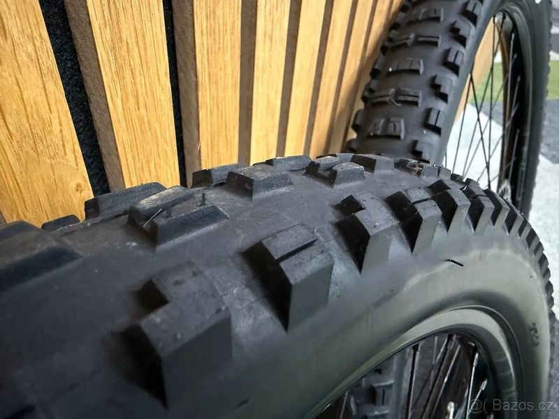 Přední a zadní pletené kolo Flow ZTR s pneu Maxxis a SRAM kazeta