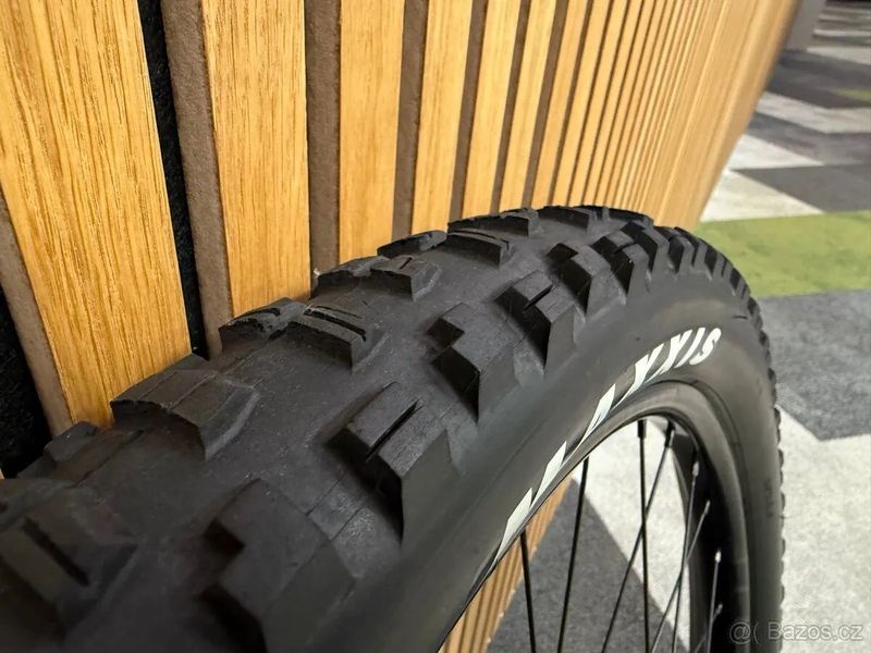 Přední a zadní pletené kolo Flow ZTR s pneu Maxxis a SRAM kazeta