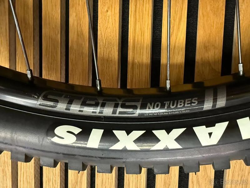 Přední a zadní pletené kolo Flow ZTR s pneu Maxxis a SRAM kazeta