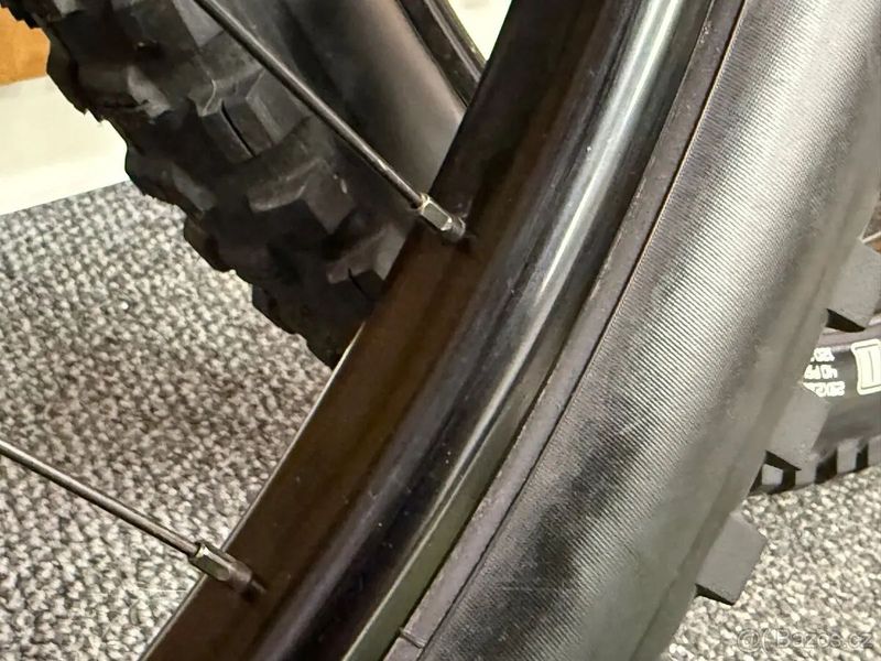 Přední a zadní pletené kolo Flow ZTR s pneu Maxxis a SRAM kazeta