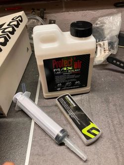 Prodám načatý utěsňovač - mlíko tubeless + knoty 