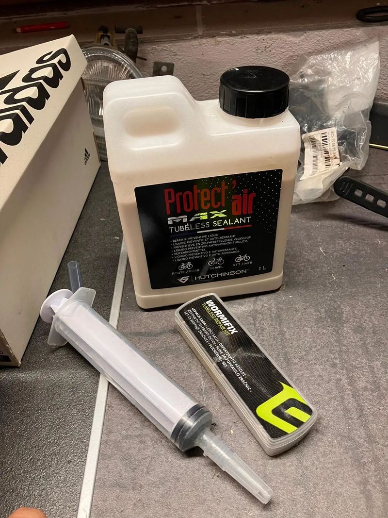 Prodám načatý utěsňovač - mlíko tubeless + knoty 