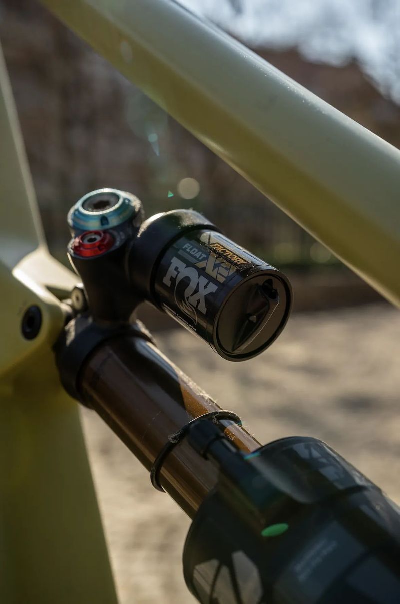 Prodám enduro kolo Canyon Torque 29 CF 9 XL, top stav, nový rám!