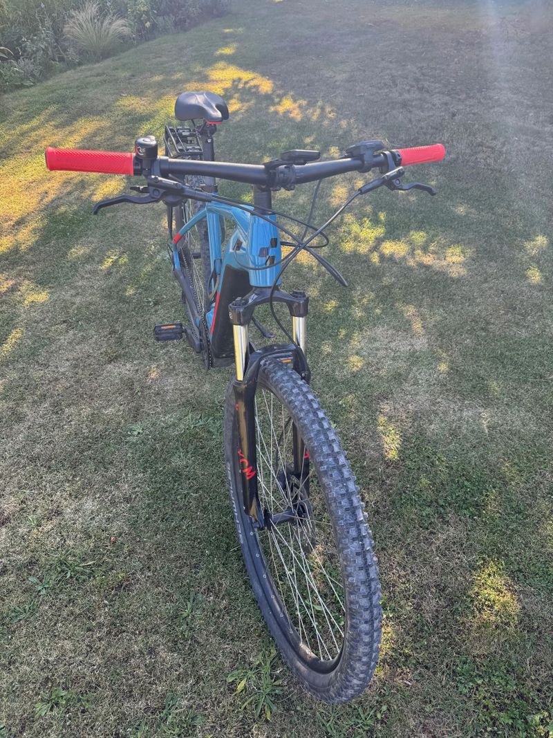 CUBE REACTION HYBRID PERFORMANCE 29" 500Wh blue´n´red