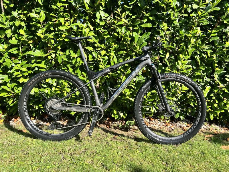 Trek SUPERCALIBER 9.8 XT black matt celokarbon, celopero vel. XL