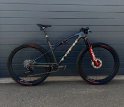 Trek Supercaliber SLR Gen 2 flight attendant vel. L