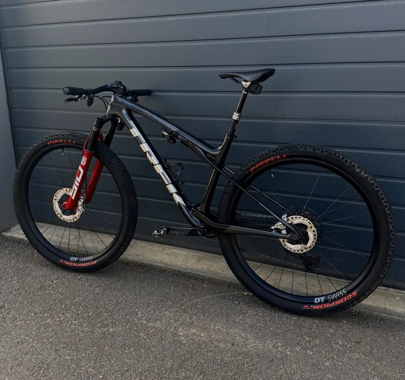 Trek Supercaliber SLR Gen 2 flight attendant vel. L