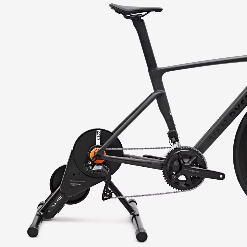 Domácí trenažér Van Rysel D100 s „Zwift Cog and Click“