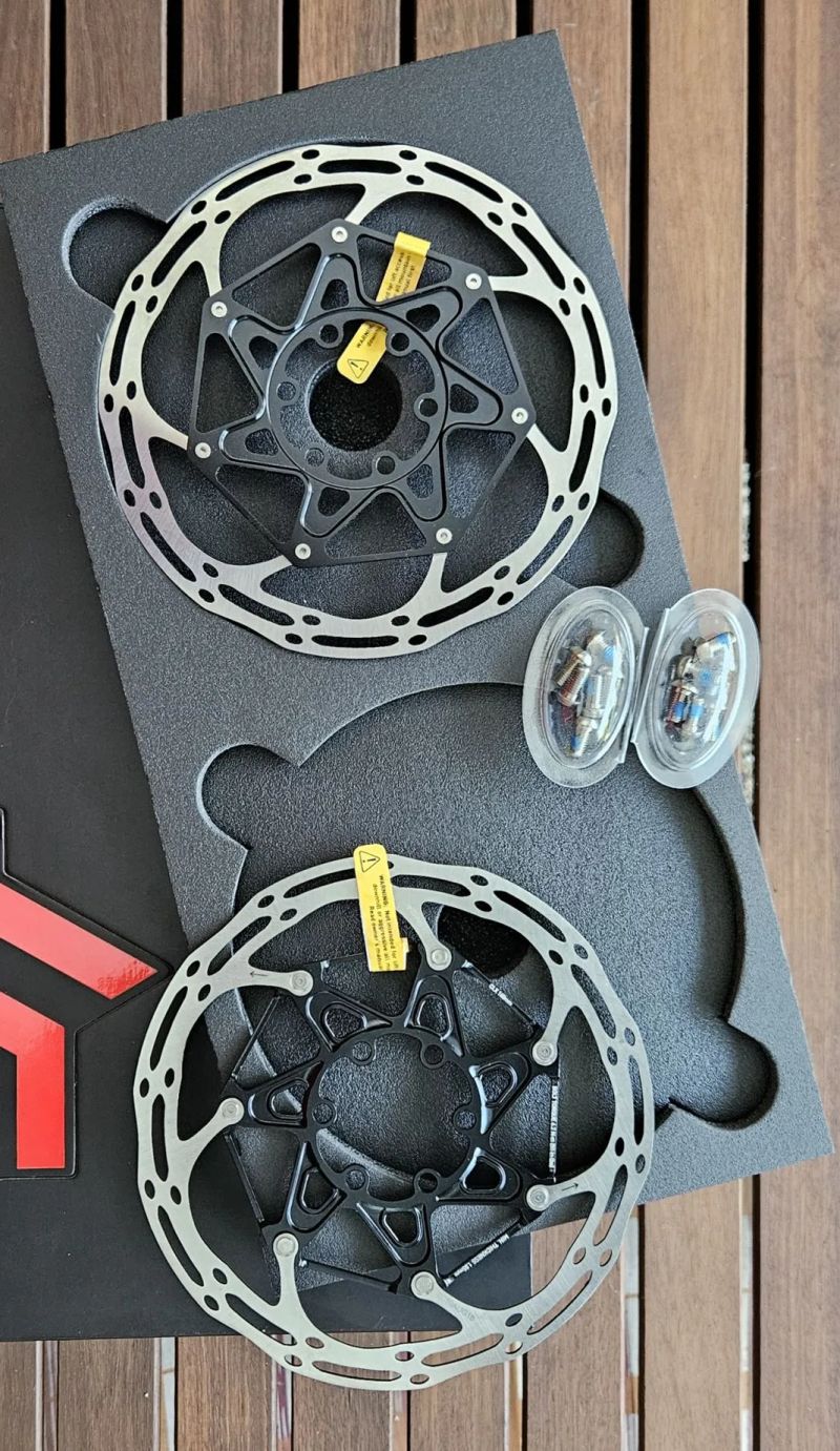 SRAM Red eTap AXS – sada špičkových komponentů s elektronickým řazením a hydraulickými brzdami