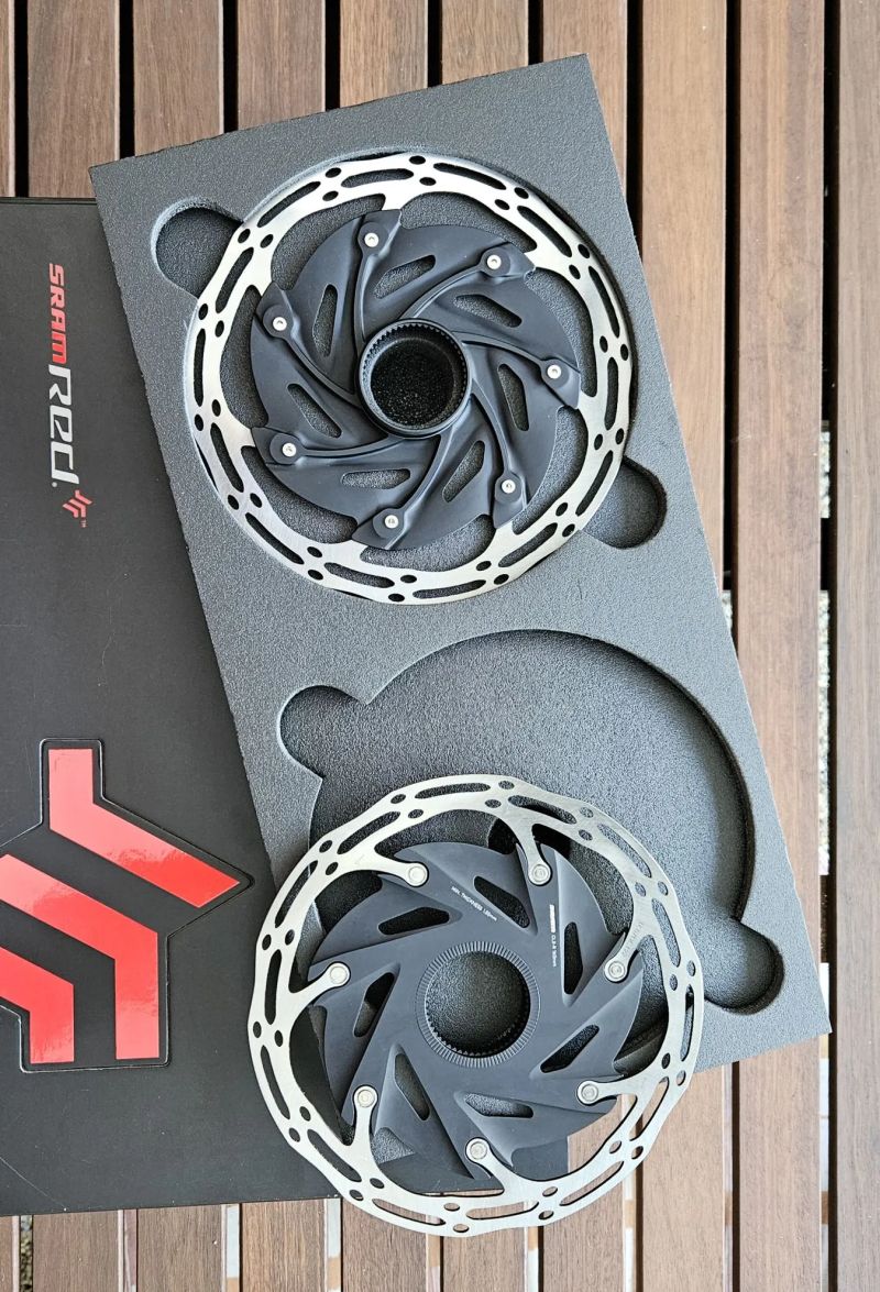 SRAM Red eTap AXS – sada špičkových komponentů s elektronickým řazením a hydraulickými brzdami