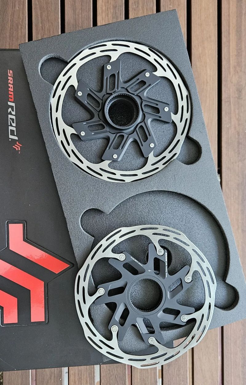 SRAM Red eTap AXS – sada špičkových komponentů s elektronickým řazením a hydraulickými brzdami
