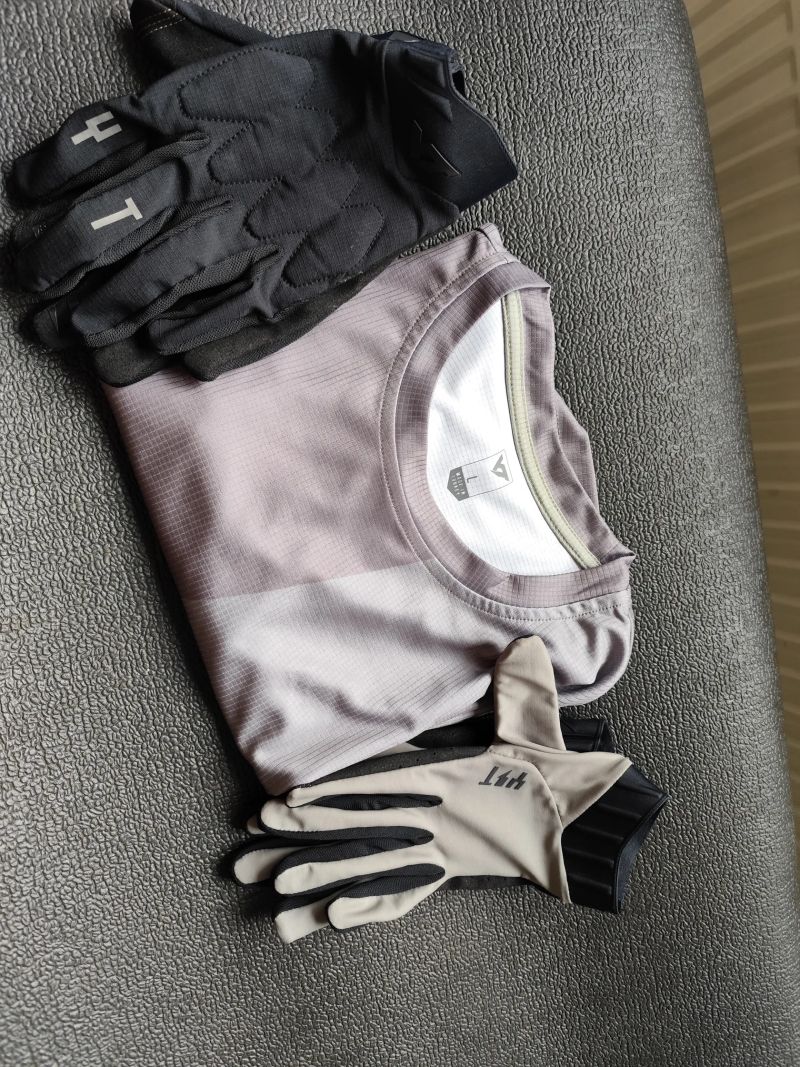 Nový MTB dres YT Industries L + 2x rukavice L