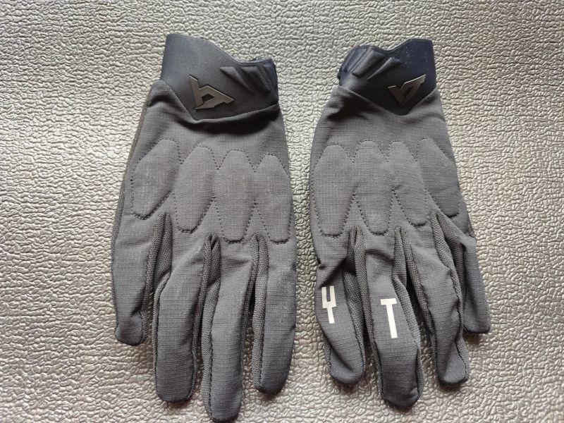Nový MTB dres YT Industries L + 2x rukavice L