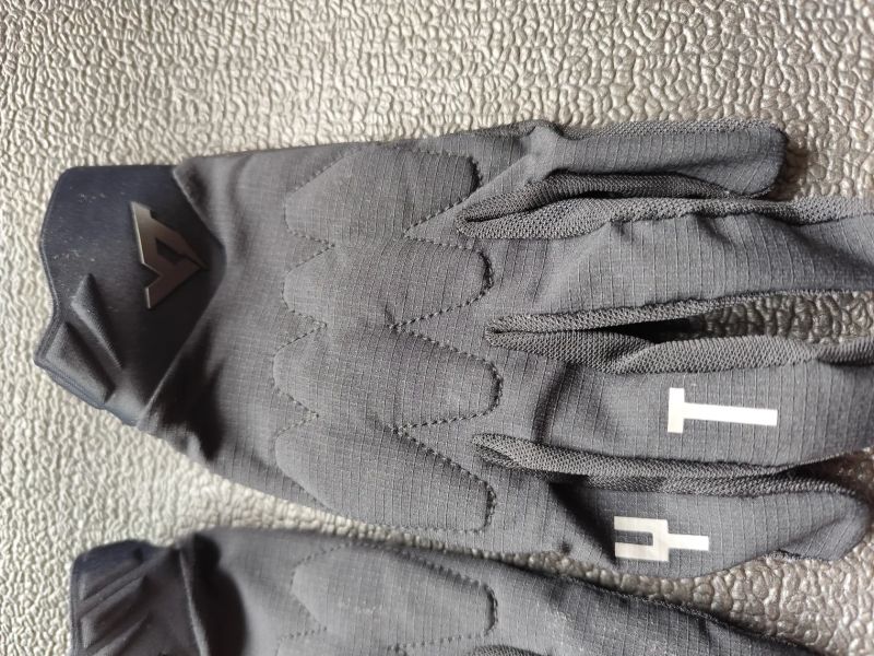 Nový MTB dres YT Industries L + 2x rukavice L