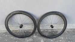 KARBONOVÁ ZAPLETENÁ KOLA SPECIALIZED ROVAL C38 včetně Pirelli pláštů 