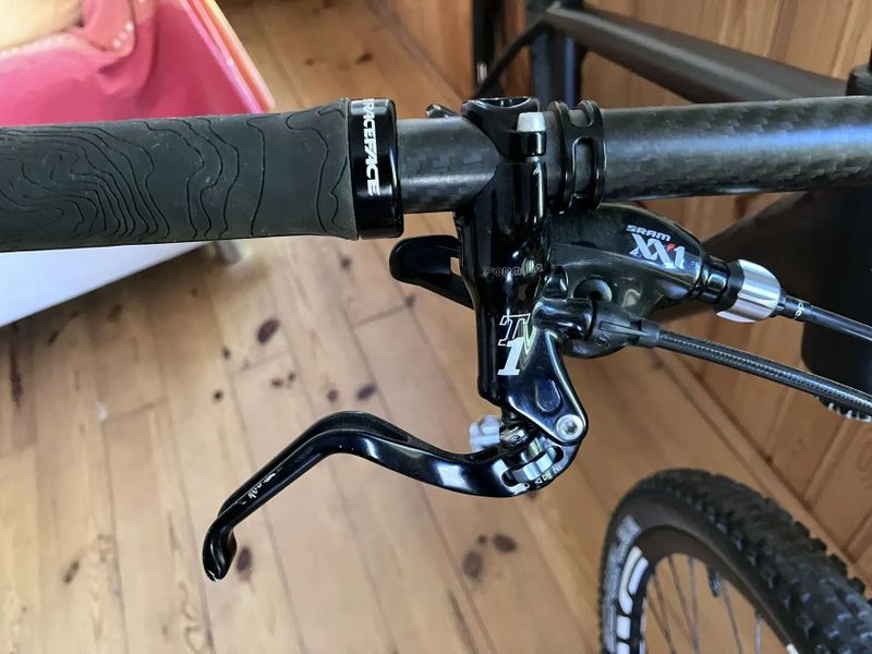 Lefty, vcelku nula najeto, full carbon, vel L