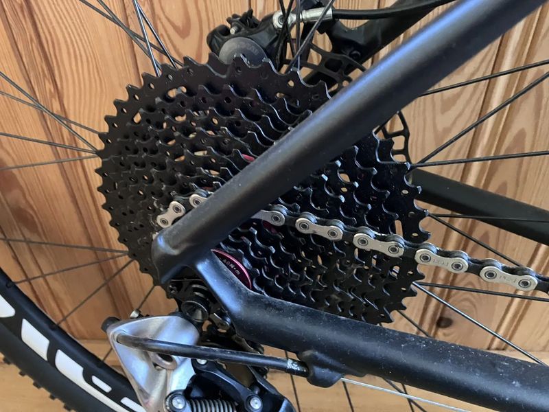 Lefty, vcelku nula najeto, full carbon, vel L