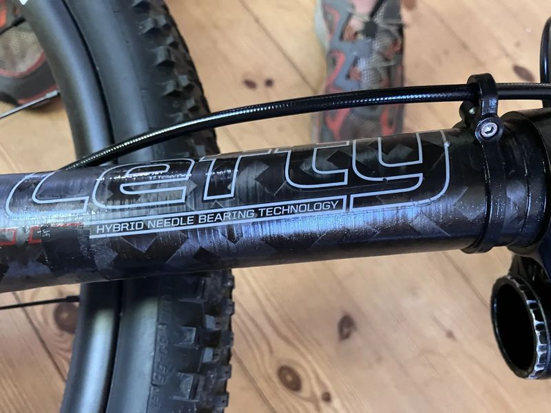 Lefty, vcelku nula najeto, full carbon, vel L